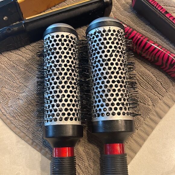 Flat irons 2 in sale with 2 round brush 2 sizes from clean home, no smoking. - Picture 2 of 5